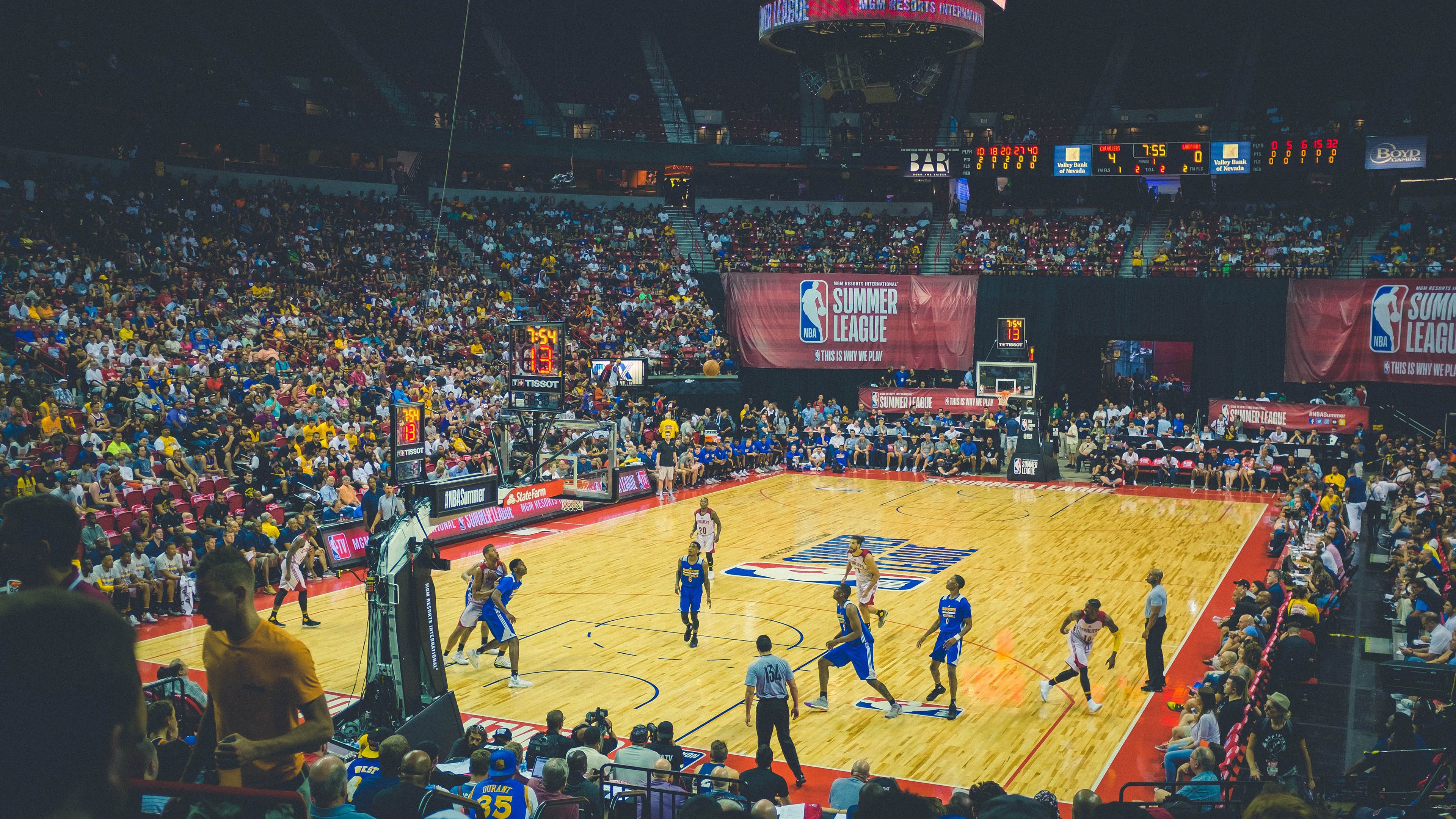 广东队强压老鹰,戈贝尔关键制胜—一场跨越篮球文化的战术对话