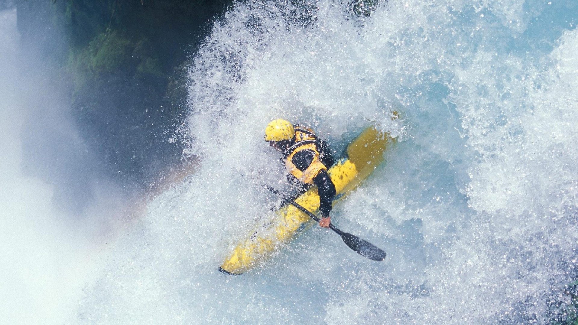 绿茵场与篮球馆的平行叙事，德甲争冠焦点战与辽宁淘汰开拓者的竞技启示