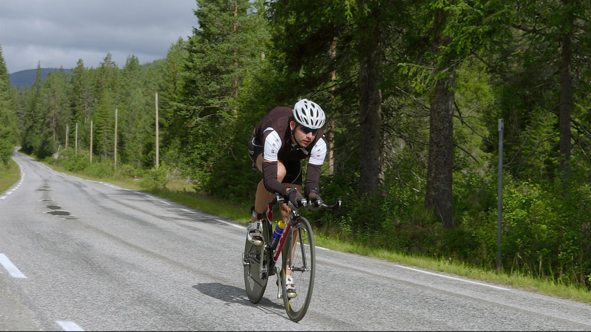 赛道上的独舞，奥利维耶在F1揭幕战之夜贡献制胜表现